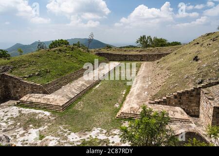 Il più grande campo da palla nelle rovine della città di Zapotec di Atzompa, vicino a Oaxaca, Messico. È il più grande campo da palla del gruppo Monte Alban di rui Foto Stock