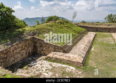 Il più grande campo da palla nelle rovine della città di Zapotec di Atzompa, vicino a Oaxaca, Messico. È il più grande campo da palla del gruppo Monte Alban di rui Foto Stock