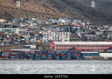 Parte orientale della città (con container), lungomare, Ushuaia, Tierra del Fuego, Argentina 27 marzo 2018 Foto Stock