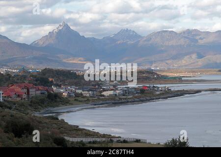 Vista da ovest nel tardo pomeriggio, con la catena Marziale innevata sullo sfondo, Ushuaia, Tierra del Fuego, Argentina marzo 2018 Foto Stock