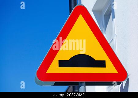 segnale stradale che indica l'avvertenza di urti sulla strada Foto Stock