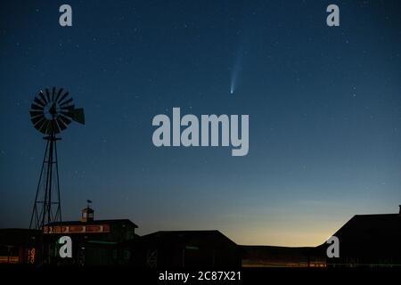 Colorado, Stati Uniti. 21 luglio 2020. Cometa Neoswise come visto su alcuni edifici ranch nel centro del Colorado, Martedì notte, 21 luglio 2020. Nei prossimi due giorni la cometa sarà più vicina alla terra prima di partire e iniziare a svanire dai nostri cieli. Credit: Chuck Bigger/Alamy Live News Foto Stock