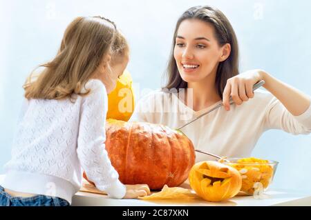 Madre e figlia carving zucca Foto Stock