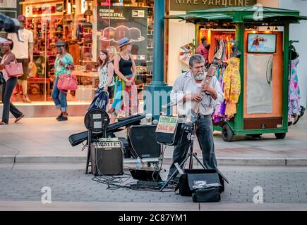 Santa Monica, CA/ USA - Luglio 26 2015: Un musicista di strada che si esibisce sulla 3rd Street Promenade. Foto Stock