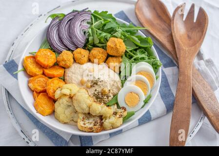 ciotola sana fatta in casa per insalata di hummus avocado Foto Stock