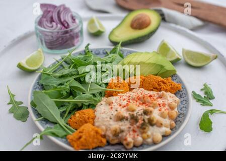 ciotola sana fatta in casa per insalata di hummus avocado Foto Stock