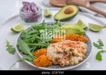 ciotola sana fatta in casa per insalata di hummus avocado Foto Stock