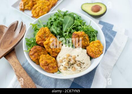 ciotola sana fatta in casa per insalata di hummus avocado Foto Stock