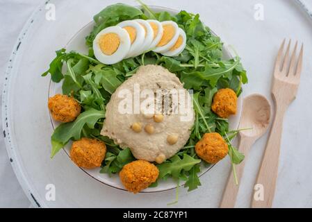 ciotola sana fatta in casa per insalata di hummus avocado Foto Stock