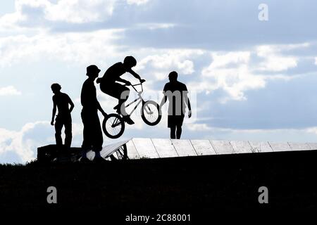 Berlino, Berlino, Germania. 21 luglio 2020. Le sagome degli atleti possono essere viste contro il cielo serale su uno skate Park a Tempelhofer Feld, sull'ex aeroporto Tempelhof. A causa della pandemia mondiale del Covid-19, le attività sportive presso tutte le strutture sportive pubbliche e private, le piscine e gli studi fitness sono ancora limitate a Berlino. Tuttavia, la pratica degli sport senza contatto è consentita nelle strutture sportive all'aperto. Credit: Jan Scheunert/ZUMA Wire/Alamy Live News Foto Stock