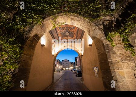 Vista attraverso la porta della città 'Ketschentor' nella città vecchia a. notte Foto Stock