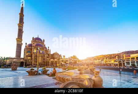 Moschea al Mustafa e piazza principale nella città vecchia di Sharm El Sheikhi in Egitto Foto Stock