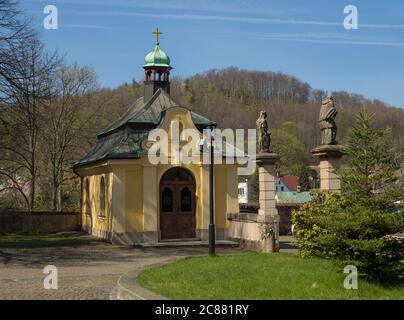 Piccola cappella barocca all'ingresso dell'areale della Basilica della Visitazione Vergine Maria in primavera, Hejnice, montagna Jizera, Repubblica Ceca Foto Stock