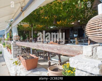 Grecia, corfù, Agios Georgios, 23 settembre 2018: giardino di taverna greca tradizionale, decorato con fiori colorati in vasi di argilla, verde sospeso Foto Stock