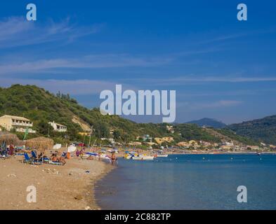 Sabbia e ciottoli baech e mare turchese a Agios Georgios Pagon sull'isola di Corfù, Grecia con vista sulla baia di porto Timony Foto Stock