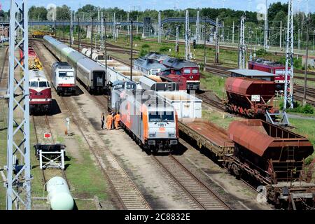 21 luglio 2020, Brandenburg, Wustermark/OT Elstal: Treni merci e locomotive si trovano sulla Rail und Logistik Centre Wustermark GmbH (RLC). Il cantiere di marshalling è, secondo le sue informazioni, la più grande stazione pubblica privata per il traffico merci. Tra le altre cose, il denaro per l'espansione è da utilizzare per estendere sei piste a 740 metri e per costruire interruttori, linee aeree e montanti catenaria. Successivamente, si possono ospitare treni merci di lunghezza standard europea. Foto: Soeren Stache/dpa-Zentralbild/ZB Foto Stock