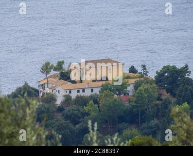 Primo piano veduta aerea sul Monastero Panagias Paleokastritsa vicino alla popolare spiaggia turchese di Agios Spyridonas, isola di Corfù, Ionio, Grecia Foto Stock