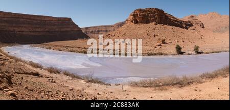 Paesaggio desertico del fiume nella montagna dell'Atlante. La valle Ziz (Gole Ziz), Marocco. Destinazioni di viaggio Foto Stock