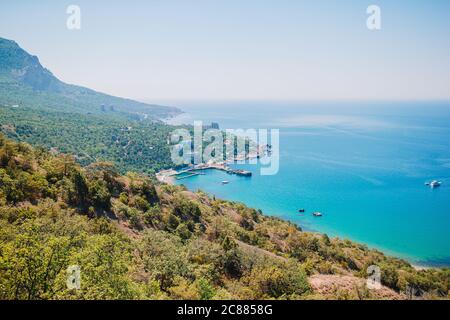 Bella natura con baia azzurra, mare e sly blu Foto Stock