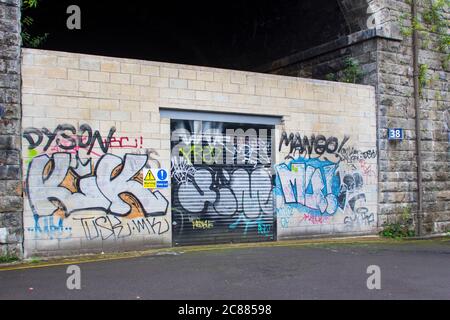 7 luglio 2020 parte del vecchio muro della stazione con un arco bloccato in Inghilterra Sheffield ora coperto di graffiti. Questo ponte ferroviario è conservato come un Foto Stock