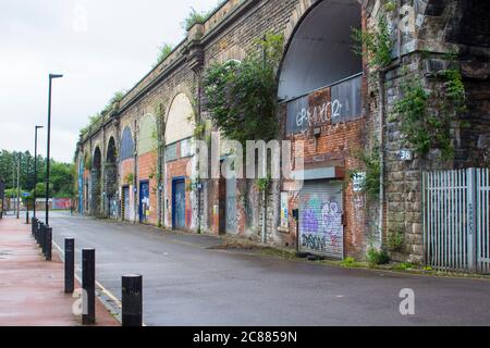 7 luglio 2020 il lato nord del vecchio muro della stazione con i suoi archi in Sheffield Inghilterra. Oggi conservato come un significativo punto di riferimento storico con alcuni di Foto Stock