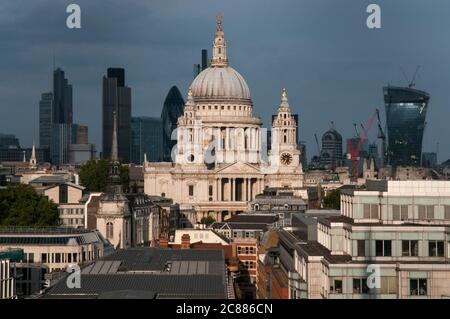 Una vista della Cattedrale di St Paul Shot dalla Chiesa di St Bride, Londra, Regno Unito Foto Stock