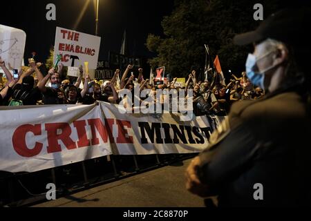 Gerusalemme, ISRAELE 21 luglio 2020: La polizia guarda le migliaia di persone che si sono riunite nel parlamento israeliano Knesset in una manifestazione che chiede al primo ministro Benjamin Netanyahu di dimettersi alla luce delle accuse di corruzione contro di lui il 21 luglio 2020 a Gerusalemme, Israele. Credit: Eddie Gerald/Alamy Live News Foto Stock