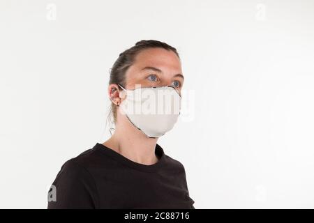 Ritratto di una donna ispanica che indossa una maschera medica Da proteggere da Covid-19 Foto Stock