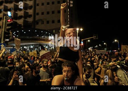 Gerusalemme, ISRAELE 21 luglio 2020: Migliaia di persone si radunano nuovamente in una manifestazione presso la residenza ufficiale del primo ministro Benjamin Netanyahu chiedendo di dimettersi alla luce delle accuse di corruzione contro di lui il 21 luglio 2020 a Gerusalemme, Israele. Credit: Eddie Gerald/Alamy Live News Foto Stock