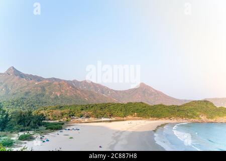 La bella strada soleggiata escursionistica nel Sai Kung East Country Park a Hong Kong Foto Stock