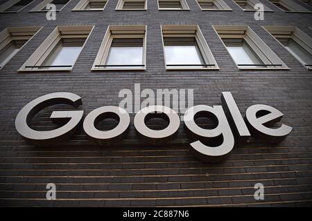 Monaco, Germania. 21 luglio 2020. Google Germany GmbH a Muenchen, sede centrale di Arnulfpark, uffici, facciata, edificio, ingresso, logo, logo aziendale, emblema aziendale. | utilizzo in tutto il mondo credito: dpa/Alamy Live News Foto Stock