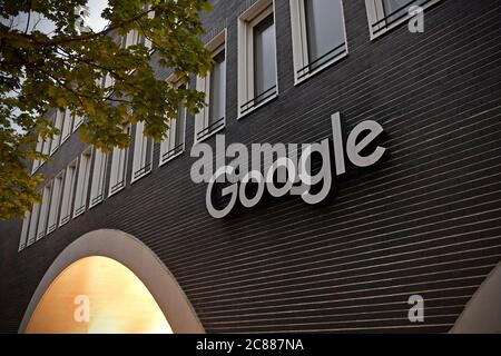 Monaco, Germania. 21 luglio 2020. Google Germany GmbH a Muenchen, sede centrale di Arnulfpark, uffici, facciata, edificio, ingresso, logo, logo aziendale, emblema aziendale. | utilizzo in tutto il mondo credito: dpa/Alamy Live News Foto Stock