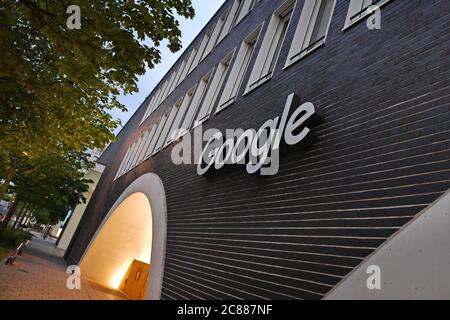 Monaco, Germania. 21 luglio 2020. Google Germany GmbH a Muenchen, sede centrale di Arnulfpark, uffici, facciata, edificio, ingresso, logo, logo aziendale, emblema aziendale. | utilizzo in tutto il mondo credito: dpa/Alamy Live News Foto Stock
