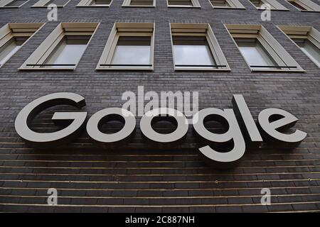 Monaco, Germania. 21 luglio 2020. Google Germany GmbH a Muenchen, sede centrale di Arnulfpark, uffici, facciata, edificio, ingresso, logo, logo aziendale, emblema aziendale. | utilizzo in tutto il mondo credito: dpa/Alamy Live News Foto Stock