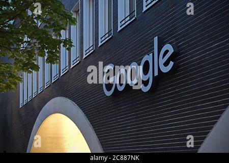 Monaco, Germania. 21 luglio 2020. Google Germany GmbH a Muenchen, sede centrale di Arnulfpark, uffici, facciata, edificio, ingresso, logo, logo aziendale, emblema aziendale. | utilizzo in tutto il mondo credito: dpa/Alamy Live News Foto Stock