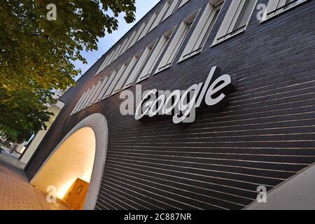 Monaco, Germania. 21 luglio 2020. Google Germany GmbH a Muenchen, sede centrale di Arnulfpark, uffici, facciata, edificio, ingresso, logo, logo aziendale, emblema aziendale. | utilizzo in tutto il mondo credito: dpa/Alamy Live News Foto Stock