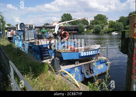 Schubboot Deni (08356131) am Ufer der Havel, Berlin-Spandau