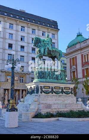 Belgrado / Serbia - 30 novembre 2019: La statua del principe Mihailo Obrenovic nella Piazza della Repubblica di Belgrado, Serbia, eretta nel 1882 Foto Stock