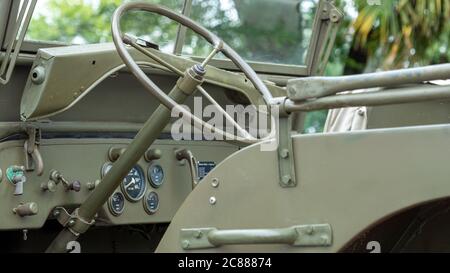 uno sterzo di auto d'epoca militare Foto Stock