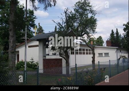 Die katholische St. Franziskus von Assisi-Kirche, vormals St.-Johannes-B.-M.-Vianney-Kapelle, in der Hackbuschstraße 14 a Berlin-Spandau, Ortsteil St Foto Stock