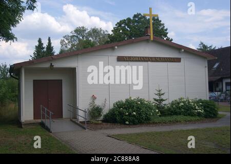 Die katholische St. Franziskus von Assisi-Kirche, vormals St.-Johannes-B.-M.-Vianney-Kapelle, in der Hackbuschstraße 14 a Berlin-Spandau, Ortsteil St Foto Stock