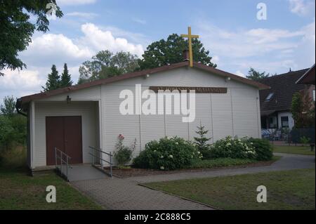 Die katholische St. Franziskus von Assisi-Kirche, vormals St.-Johannes-B.-M.-Vianney-Kapelle, in der Hackbuschstraße 14 a Berlin-Spandau, Ortsteil St Foto Stock