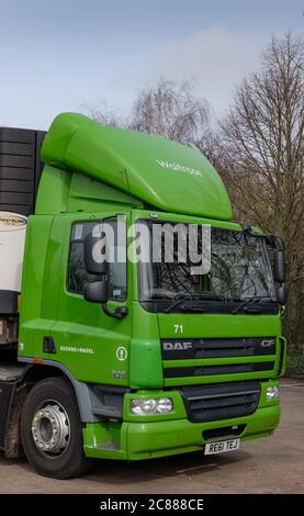 Ben noto camion di distribuzione di supermercati britannici, che è parcheggiato sul retro dell'entrata, generi alimentari di consegna e merci al negozio. Foto Stock