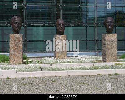 Denkmal für die 'Väter der Wiedervereinigung': Skulpturen von George Bush, Helmut Kohl, Michail Gorbatschow vor dem Gebäude des Axel-Springer-Verlags Foto Stock