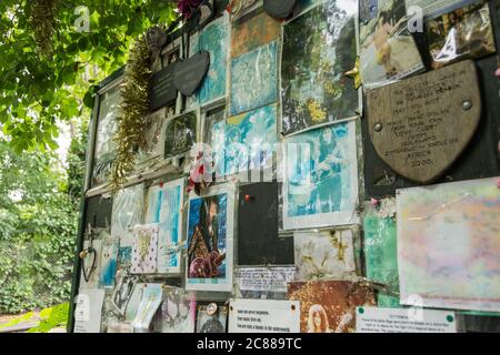 Monumento e santuario a bordo strada di Marc Bolan, Queen's Ride, Barnes Common, Londra, Regno Unito Foto Stock