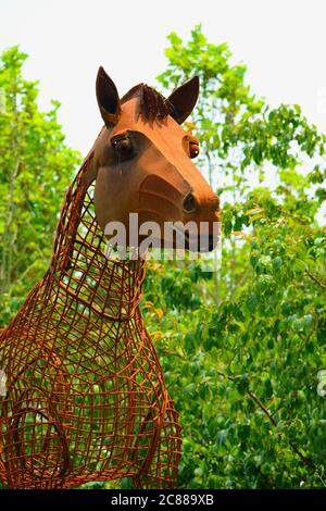 Matakana, Nuova Zelanda - Dic 2019: Parco di sculture di Sculptureum. Particolare scultura moderna in filo arrugginito e alcune parti metalliche, raffiguranti un cavallo Foto Stock