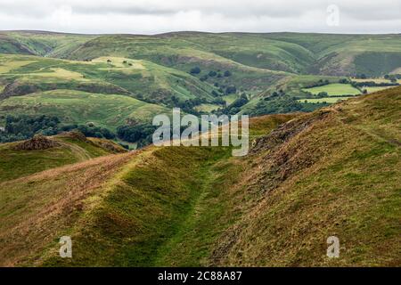 Vista verso il Long Mynd dai bastioni della fortezza preistorica di Caer Caradoc, vicino a Church Stretton, Shropshire Foto Stock