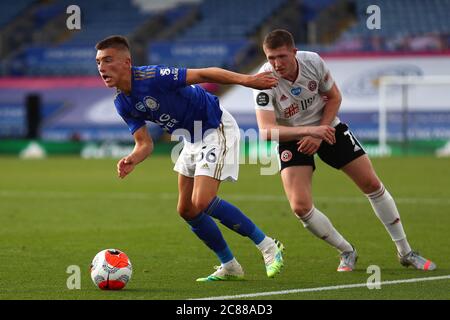 Luke Thomas di Leicester City e John Lundstrom di Sheffield United in azione - Leicester City contro Sheffield United, Premier League, King Power Stadium, Leicester, Regno Unito - 16 luglio 2020 solo uso editoriale - si applicano le restrizioni DataCo Foto Stock