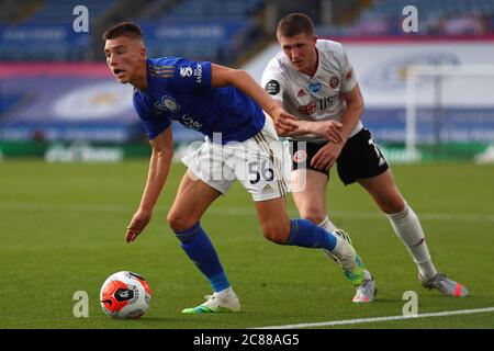 Luke Thomas di Leicester City e John Lundstrom di Sheffield United in azione - Leicester City contro Sheffield United, Premier League, King Power Stadium, Leicester, Regno Unito - 16 luglio 2020 solo uso editoriale - si applicano le restrizioni DataCo Foto Stock