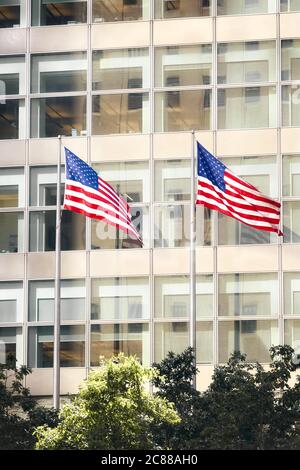 Due bandiere americane di fronte ad un edificio di uffici, New York City, USA. Foto Stock